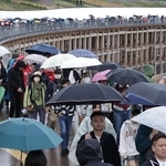 奥まで続く傘を持った人の列＝１３日午後、大阪市此花区（撮影・丸山桃奈）