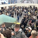 万博会場に向かう人たちで混雑する夢洲駅の出口付近＝13日午後０時半、大阪市此花区