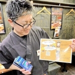 ＬＩＮＥを使ったセルフオーダーを導入した店舗で、ミニゲームやクーポンなどを取得できるシステムを説明する疋田修三さん＝姫路市田寺３、喜鳥家田寺店