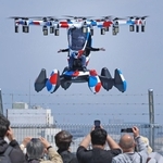 テスト飛行が公開され、パイロットの操縦で飛ぶ空飛ぶクルマ＝１４日午前、大阪市此花区の夢洲（撮影・笠原次郎）