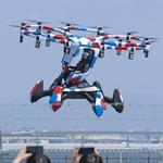 テスト飛行が公開され、パイロットの操縦で飛ぶ空飛ぶクルマ＝１４日午前、大阪市此花区の夢洲（撮影・笠原次郎）
