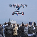 テスト飛行が公開され、パイロットの操縦で飛ぶ空飛ぶクルマ＝１４日午前、大阪市此花区（撮影・笠原次郎）