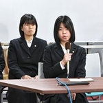 立候補予定者に質問する県立豊岡高校の生徒たち＝豊岡市京町（撮影・長嶺麻子）