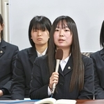 立候補予定者に質問する県立豊岡高校の生徒たち＝豊岡市京町（撮影・長嶺麻子）