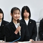 立候補予定者に質問を投げかける県立豊岡高校の生徒たち＝豊岡市京町（撮影・長嶺麻子）