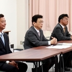 高校生の質問に答える立候補予定者の３人＝豊岡市京町、県立豊岡高校（撮影・長嶺麻子）