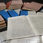 事故１年後から始め、計２７冊を数えた上田直子さんの日記。亡くなった長女智子さんに語りかけるように気持ちを書き記してきた（撮影・小林良多）