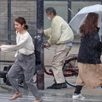 急に降り出した雨。急いで横断歩道を渡る姿も＝１５日午後、神戸市中央区東川崎町１（撮影・笠原次郎）