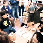 自慢の石を土俵に出す参加者