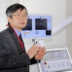研究で使用する機器について説明する関西医科大学付属光免疫医学研究所長の小林久隆氏＝１５日午後、大阪府枚方市