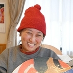 作品展の目玉になる大皿を持って笑顔を見せる鈴木順子さん＝西宮市内（撮影・斎藤雅志）