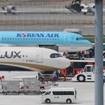 神戸空港が国際化。国際チャーター便のスターラックス航空、大韓航空が駐機する＝１８日午前、神戸市中央区、神戸空港（撮影・笠原次郎）