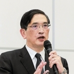 脱線事故２０年を前にインタビューに答えるＪＲ西日本の長谷川一明社長＝１８日午後、大阪市内