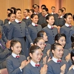 本科生らに拍手で迎えられる新入生たち＝１８日午前、宝塚市武庫川町、宝塚音楽学校（撮影・吉田敦史）