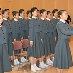 答辞を読み上げる佐藤桜耶さん（右）と新入生たち＝１８日午前、宝塚市武庫川町（撮影・吉田敦史）
