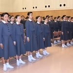 答辞を読み上げる佐藤桜耶さん（右）と新入生たち＝１８日午前、宝塚市武庫川町。宝塚音楽学校（撮影・吉田敦史）