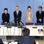 兵庫県の告発文書問題を調べた第三者調査委員会の弁護士ら＝３月１９日、神戸市中央区、兵庫県庁