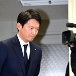 文書問題を調査する第三者委員会の報告書が発表された同日、知事定例会見を終えた斎藤元彦知事。翌日、ＳＮＳが白熱した＝３月１９日、神戸市中央区