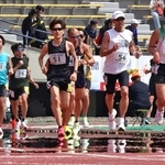 夏日を記録した神戸市内では強い日差しがトラックに照りつけ、ランナーの足元に逃げ水が現れた＝１９日午前、神戸市須磨区緑台、ユニバー記念競技場（撮影・笠原次郎）