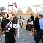 大阪・関西万博の関連イベントとして飲食などのブースやステージが並ぶ「ひょうご楽市楽座」＝尼崎市船出