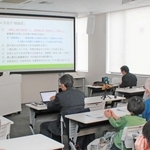「組織罰」をテーマに今月５日に開かれた講演会。大森重美さん（左奥）が必要性を訴えた＝大阪市内