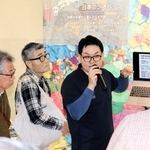 内覧会で、日本海の海底地形について話す「山陰海岸ジオパーク推進協議会」の藤原勇樹専門員（中央）＝神戸市兵庫区中之島２