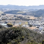 加西市の市街化区域に立つ住宅（右）と、田畑などが広がる市街化調整区域（左）＝加西市玉野町、ランドマーク展望台から撮影