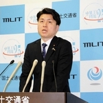 閣議後の会見で、神戸空港の国際化について語る中野洋昌国土交通相＝東京都千代田区