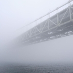 濃い霧に包まれた明石海峡大橋＝２３日午前９時３５分、神戸市垂水区東舞子町（撮影・小林良多）