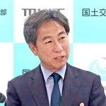 着任会見で施策などについて話す峰本健正神戸運輸監理部長＝神戸市中央区波止場町、神戸第２地方合同庁舎