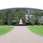 ＪＲ尼崎脱線事故の犠牲者の追悼施設「祈りの杜」。事故現場となったマンションは巨大なアーチ型の屋根と樹木に覆われている＝尼崎市久々知３