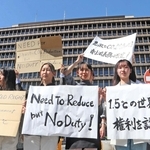 神戸製鋼所の石炭火力発電所を巡る訴訟で、控訴を棄却した大阪高裁判決に抗議する原告ら＝２４日午後、大阪市北区