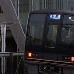 始発電車で事故現場に向けて頭を下げる乗務員＝２５日午前５時３４分、尼崎市久々知３（撮影・丸山桃奈）
