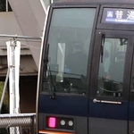 事故現場に向けて頭を下げる乗務員＝２５日午前５時５７分、尼崎市久々知３（撮影・丸山桃奈）