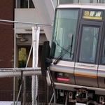 事故現場に向けて頭を下げる乗務員＝２５日午前６時１１分、尼崎市久々知３（撮影・笠原次郎）