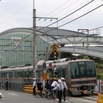 事故から２０年。事故現場を電車が通過する＝２５日午前８時３８分、尼崎市久々知３（撮影・笠原次郎）