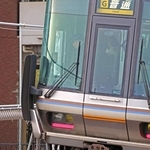 事故現場を通過する電車の車掌らが頭を下げていた＝２５日午前６時１１分、尼崎市久々知３（撮影・笠原次郎）