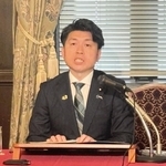 閣議後会見で、尼崎ＪＲ脱線事故の犠牲者らに哀悼の意を示す中野洋昌国土交通相＝２５日午前、国会内