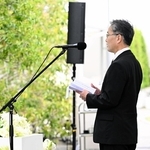 遺族から寄せられた慰霊の言葉を代読するＪＲ西日本の梅谷泰郎・福知山線列車事故ご被害者対応本部長＝２５日午前１０時４分、尼崎市久々知３（撮影・斎藤雅志）