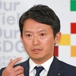 定例会見で記者の質問に答える斎藤元彦県知事＝２３日午後、神戸市中央区、兵庫県庁（撮影・笠原次郎）