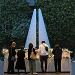 追悼施設「祈りの杜」では、日が暮れた後も献花の列が続いた＝２５日午後６時３３分、尼崎市久々知３（撮影・大田将之）