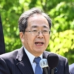 街頭演説で聴衆に語りかける公明党の斉藤鉄夫代表＝２６日午前、神戸市中央区、東遊園地（撮影・風斗雅博）