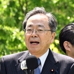 街頭演説で聴衆に語りかける公明党の斉藤鉄夫代表＝２６日午前、神戸市中央区、東遊園地（撮影・風斗雅博）