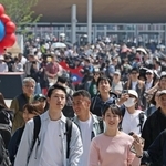 大型連休初日を迎え、若者や家族連れらも大勢訪れた大阪・関西万博会場＝２６日午前、大阪市此花区の夢洲（撮影・小林良多）