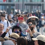 大型連休初日を迎えた大阪・関西万博会場。公式キャラクターミャクミャクのグッズを身に付け、雰囲気を満喫する姿もあった＝２６日午前、大阪市此花区の夢洲（撮影・小林良多）