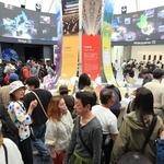 大阪・関西万博開幕後、初の大型連休を迎え、来館者で賑わう関西パビリオン＝２６日午後、大阪市此花区の夢洲