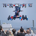 パイロットを乗せてデモ飛行する「空飛ぶクルマ」＝１４日、大阪市此花区（撮影・笠原次郎） 