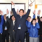 支援者とともに万歳して当選を喜ぶ福元晶三氏（中央）＝２７日夜、宍粟市山崎町山田（撮影・辰巳直之）