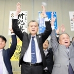 香美町長選で当選確実となり万歳する浜上勇人氏（中央）＝香美町香住区香住（撮影・吉田みなみ）