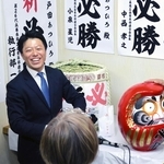 だるまに目を入れる戸田敦大氏（左）ら＝淡路市岩屋